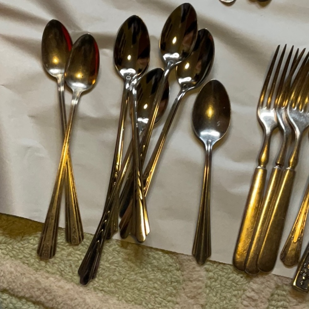 15 vintage pieces flatware Various sizes and makers